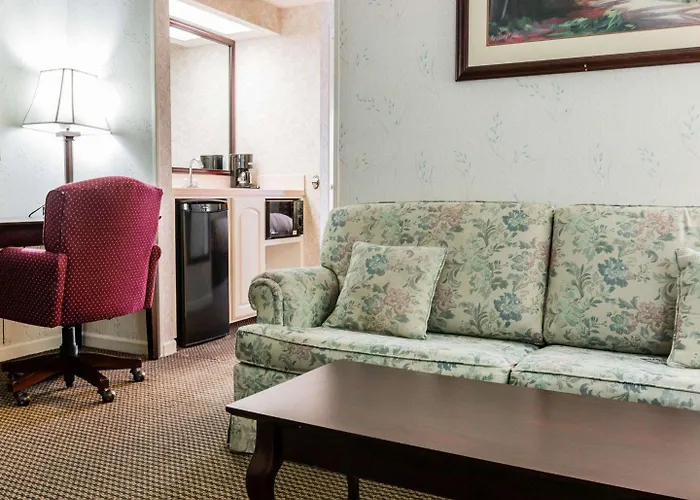 Econo Lodge & Suites